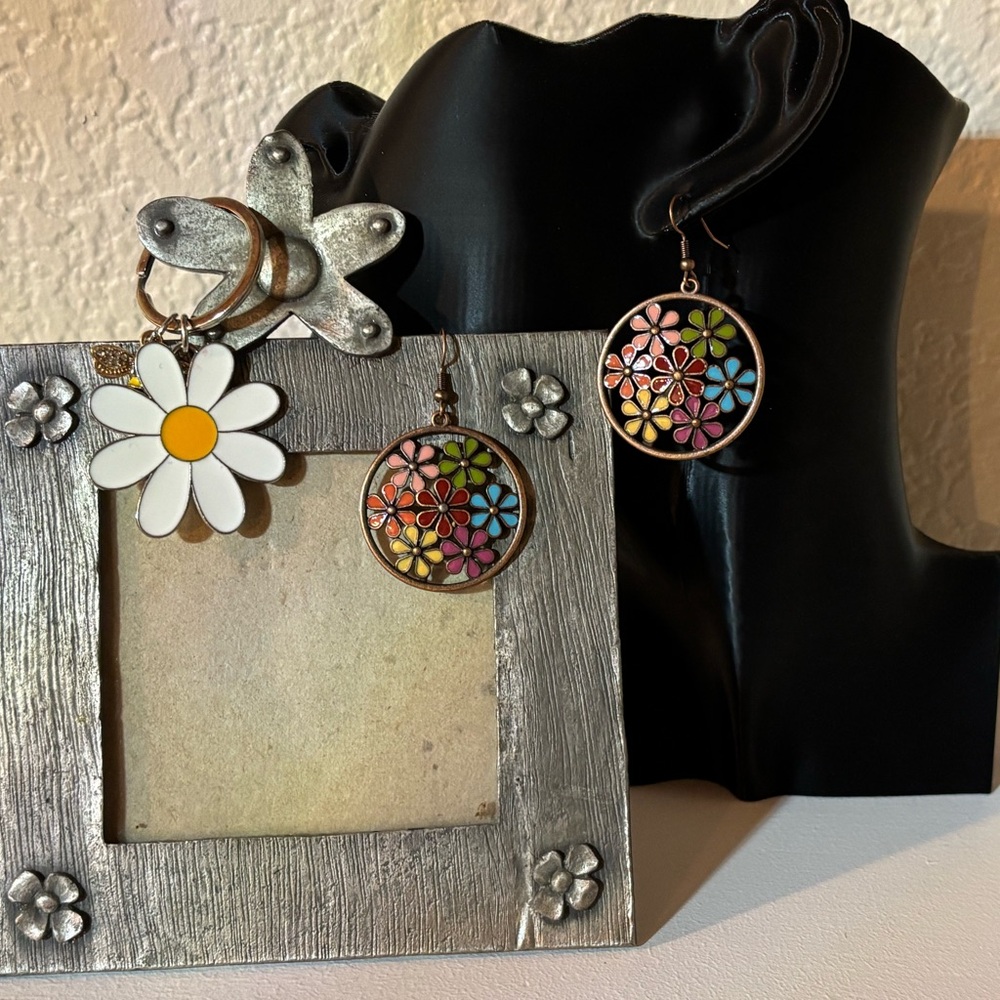 BUNDLE: 🌼🌼 Flower Power: Floral Earrings, Daisy Photo Frame, & Flower Keychain
